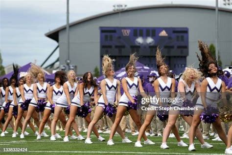 Washington Huskies Cheerleaders Photos and Premium High Res Pictures ...