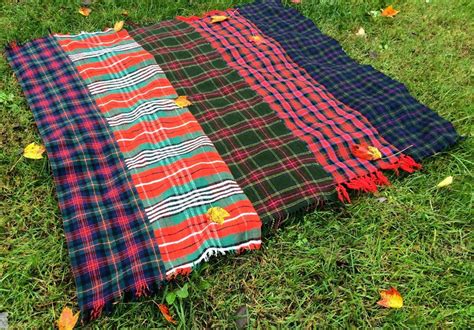 Lovely Autumn DIY Throw Blanket | DIYIdeaCenter.com