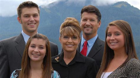 Sarah Palin has taken a swipe at the media and defended daughter ...