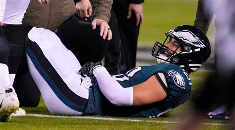 Eagles TE Dallas Goedert suffers serious shoulder injury at 'MNF ...