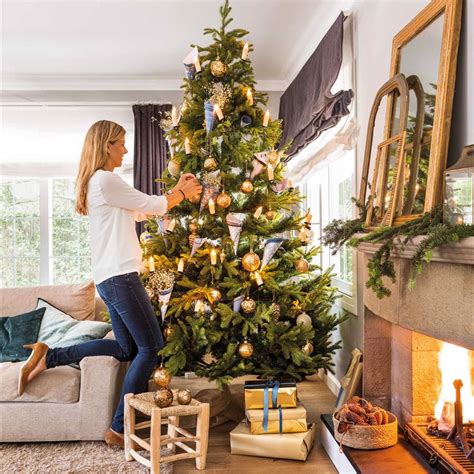 Árbol navidad verde y dorado, ¿cuáles son los adornos perfectos para decorar y qué significan ...