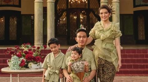 5 Inspirasi OOTD Momong Anak ala Selvi Ananda: Anggunnya dan Elegan Bak Sosialita