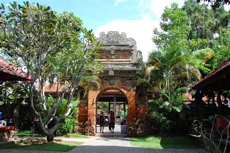 ROYAL PALACE IS UBUD KINGDOM PALACE WITH TRADITIONAL HOUSE ~ Rondha Bali Tour and Travel