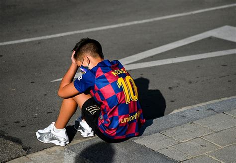 Young Fan Picture Waiting For Messi Heartbroken As He Refuses To Show ...