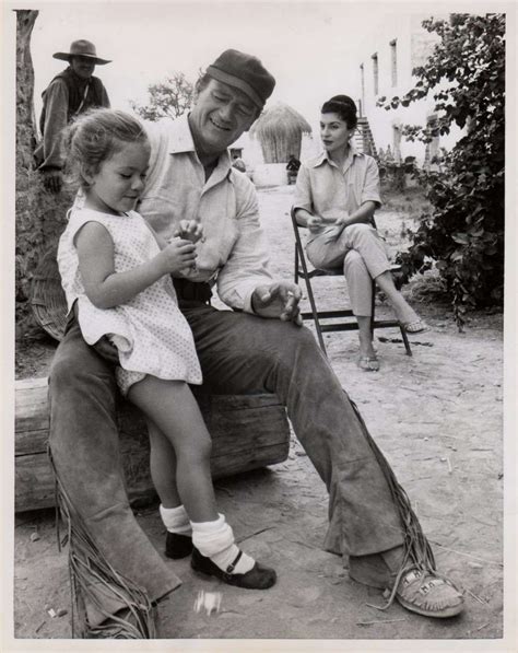 John Wayne with daughter Aissa on the set of The Alamo | John wayne ...