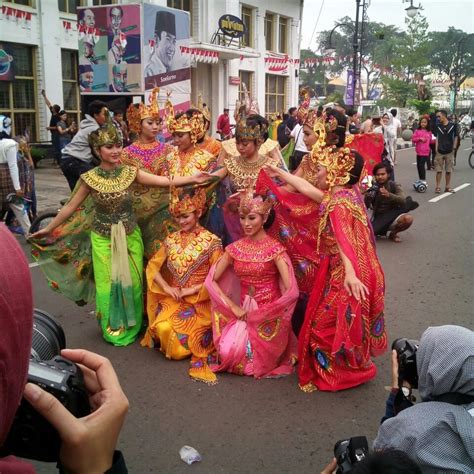 Tradisional dance, TARI MERAK... Indonesia Straw Bag, Bags, Fashion, Handbags, Moda, Fashion ...