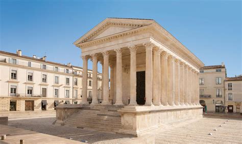 La Maison Carrée : temple gallo-romain au cœur de Nîmes, Gard - Grizette