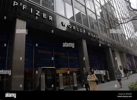 Pfizer headquarters new york city hi-res stock photography and images ...