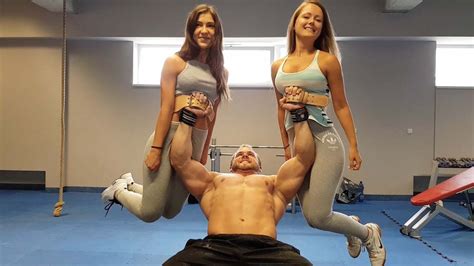 Taylor Fritz bench presses girlfriend, Morgan Riddle, before Japan Open ...