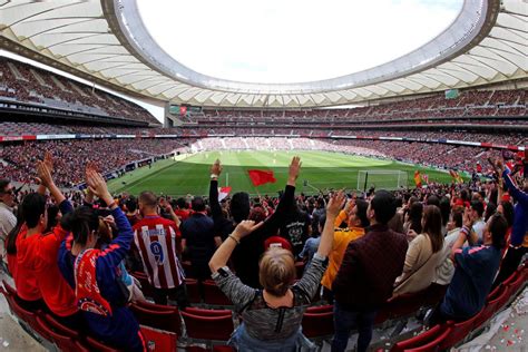 Fútbol femenino: Récord en el Atlético - Barcelona femenino: 60.739 espectadores | Últimas ...