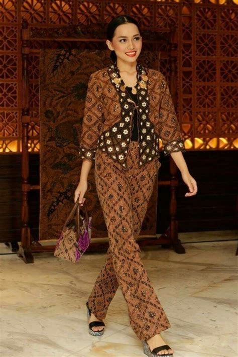 Chic Batik Outfits For Your Trend Fashion33 | Batik dress modern, Batik ...