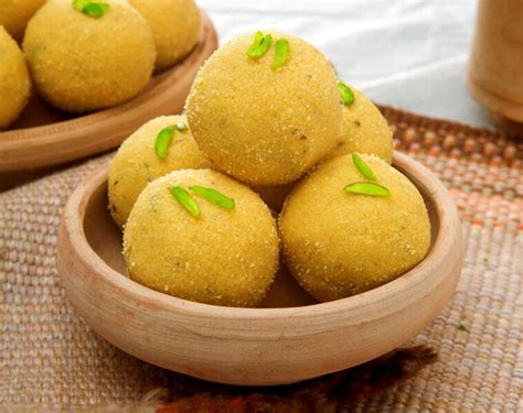 Traditional Indian Sweet Besan Ke Laddu Recipe | Foodiewish