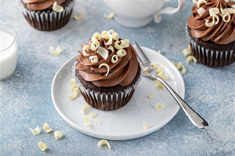 Dark chocolate cupcakes with whipped ganache frosting and white chocolate curls 16231073 Stock ...