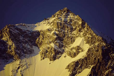 Gasherbrum I SW Face: Czech Duo Holed up High on the Mountain in Bad ...