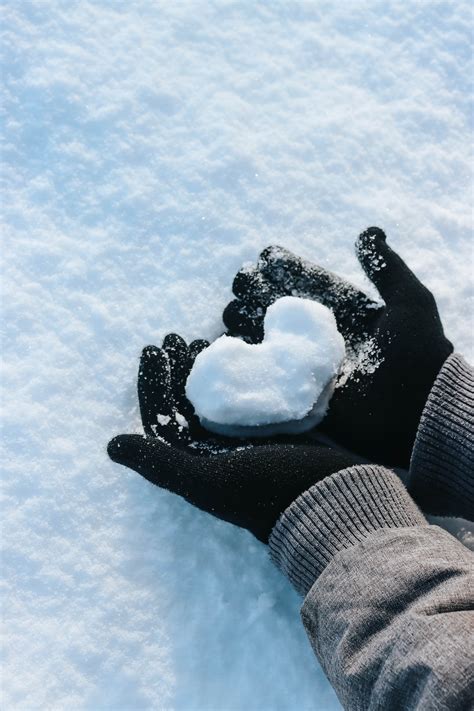 Snow heart Wallpaper Download | MOONAZ