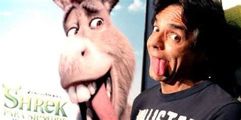 Eugenio Derbez revela que fue demandando por cantar 'Mesa que mas aplauda' en Shrek 2