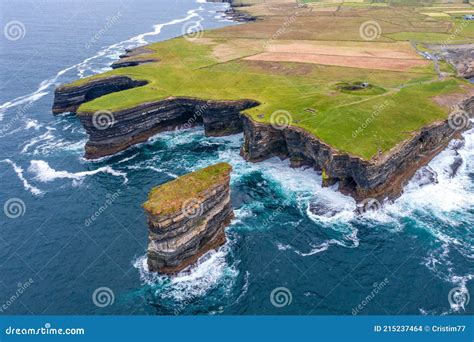 Downpatrick Head Eire Sign Amazing Scenery Imagen Aérea De Dron Irish Landmark Mayo Ireland Foto ...