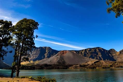 Rekomendasi Wisata Mendaki Gunung di Indonesia yang Layak Dicoba