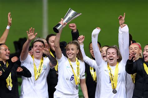 Arnold Clark Cup: England fans go wild over Leah Williamson goals