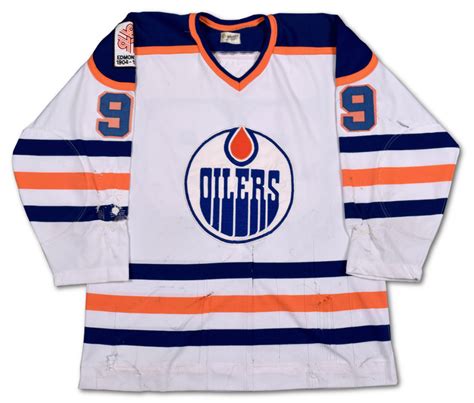 Wayne Gretzky's Edmonton Oilers NHL rookie jersey heads for auction