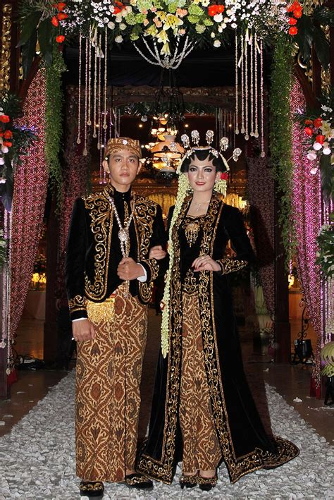 38 Awesome Indonesian tribal wedding costumes!