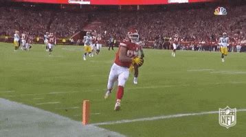 Travis Kelce Jumps Into Endzone GIFs - Find & Share on GIPHY