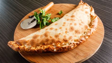 Pizza calzone, jambon et champignon, faite maison