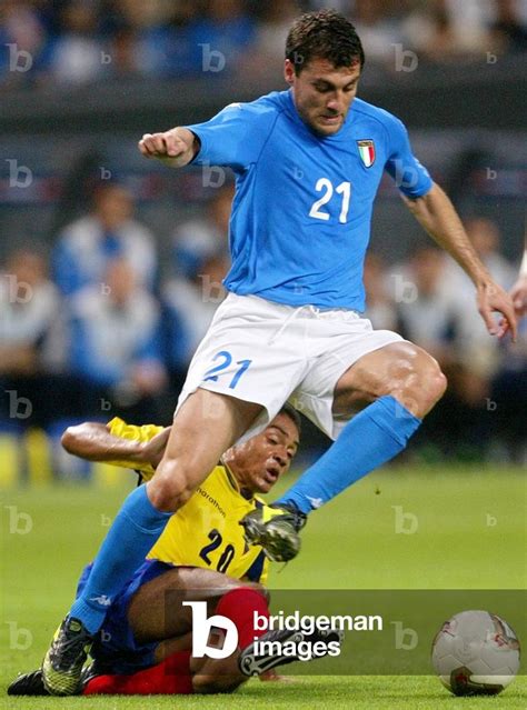 Image of ITALY'S GOAL SCORER VIERI CONTROLS THE BALL DURING MATCH IN