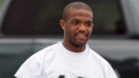 Ex-Ohio State star Maurice Clarett speaks to Notre Dame players