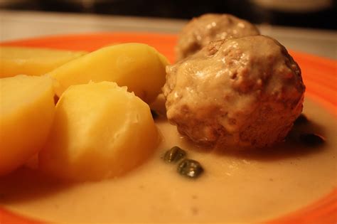 Norwegian Meatballs With Gjetost Sauce Recipe | ChampsDiet.com