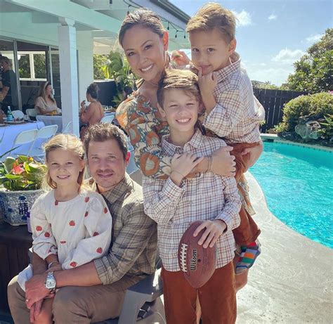 Nick and Vanessa Lachey Shares Family's Hawaiian Thanksgiving: Photo