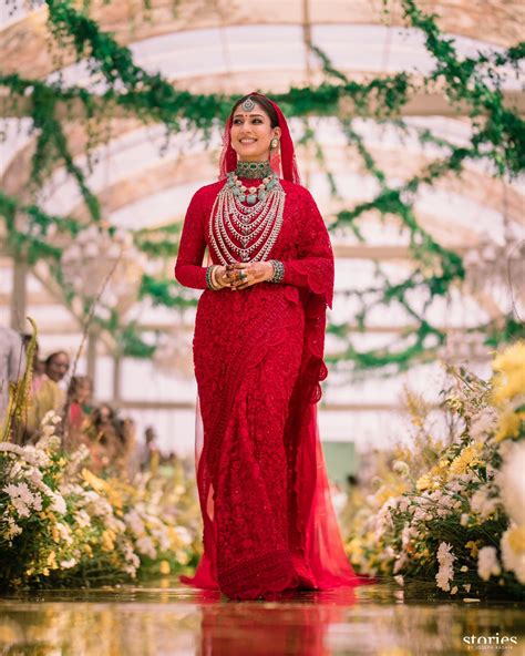 Nayanthara-Vignesh Shivan First Wedding Pic Out: Bride Looks Gorgeous In Red While Groom Gives ...