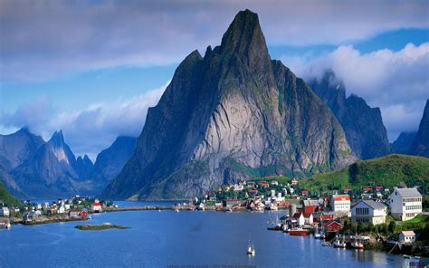 The breathtaking fishing village of Reine, Norway : pics