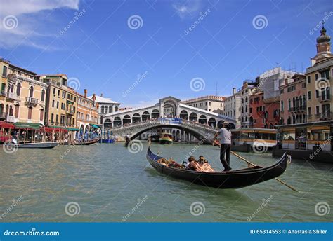 Gondola Al Ponte Di Rialto Su Grand Canal, Venezia, Italia Fotografia Stock Editoriale ...