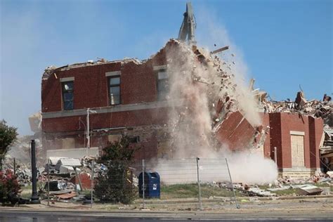 Tearing down of the Graves County Courthouse | News | mayfield-messenger.com