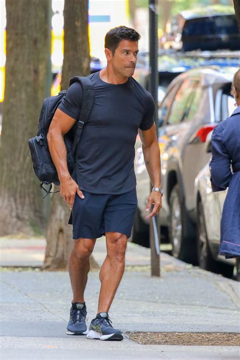 Live host Mark Consuelos shows off his massive muscles in tight gym ...