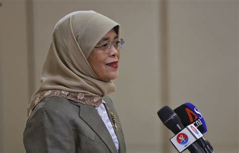 Singapore President Halimah Says She Won’t Stand for Re-Election - Bloomberg