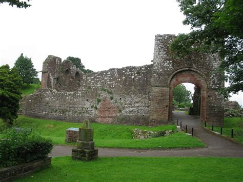 Egremont Castle © G Laird cc-by-sa/2.0 :: Geograph Britain and Ireland