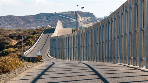 Trump visits border wall in Arizona | Kingman Daily Miner | Kingman, AZ