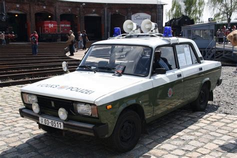 Lada 2105 - Volkspolizei (Deutsche Demokratische Republik) Old Police Cars, Old Cars, Cops ...