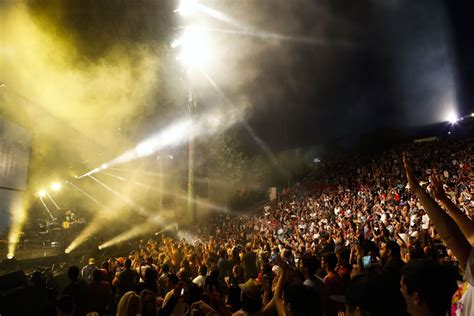 Review: Weenie Roast 2014 simmers with Foster the People, Beck, Avicii, more - Los Angeles Times