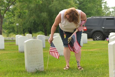 Fort Snelling National Cemetery draws families to honor those who served