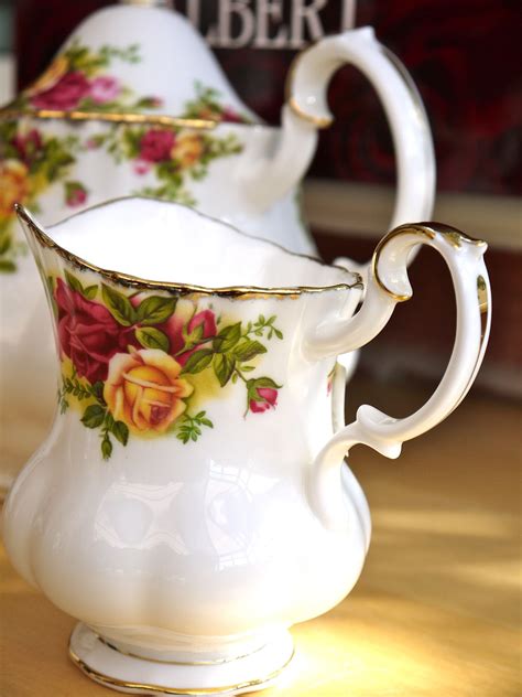 Kitch 'n' Chic: Royal Albert Old Country Roses 3pc Teapot set