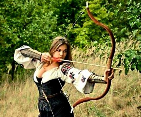 Archery Girl, Archery Arrows, Archery Bow, Archer Pose, Horse Archer ...