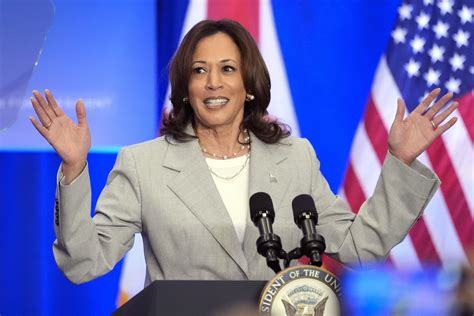 Kamala Harris Campaign Trail 2024 - Deeyn Corabelle