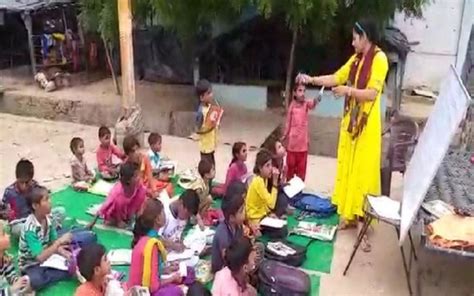 UP: Lady constable provides free education to children