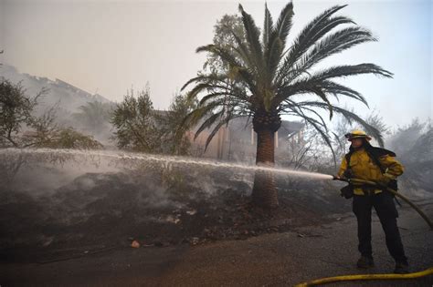 Residents Flee as Flames Approach Wealthy California Enclave - WSJ