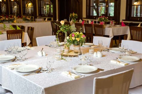 How To Choose A Tablecloth Color - Questions To Ask Yourself