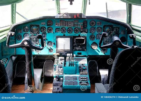 Tablero De Instrumentos De Los Aviones Del Tupolev Tu-154 Visi?n Dentro De La Cabina Del Piloto ...