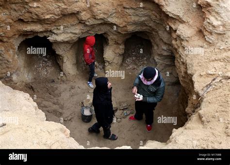 Beit Hanoun, Gaza Strip, Palestinian Territory. 28th Jan, 2018. Palestinians gather at a freshly ...